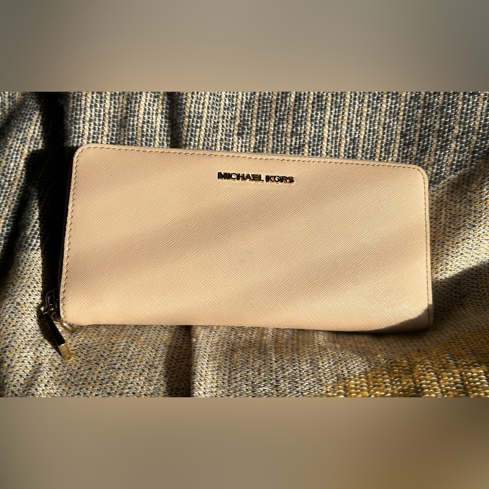 Michael Kors Safiano long wallet/ wristlet GUC